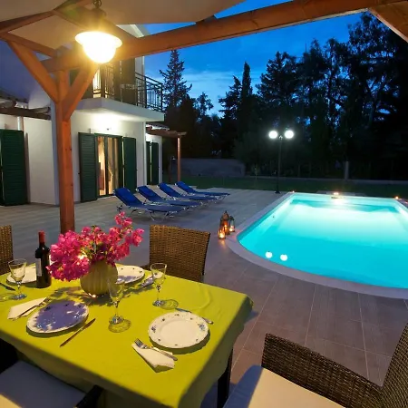 Vila Thalia - 2 Bedrooms, Sleeps 4p